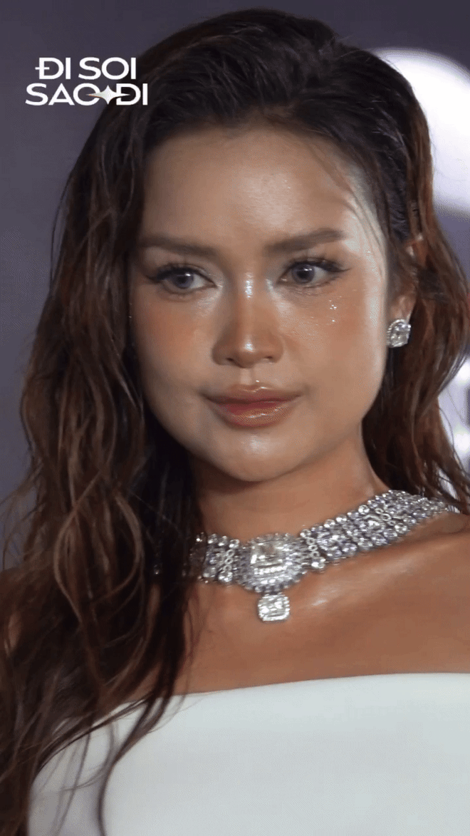 HOT: Camera siêu zoom “bóc” nhan sắc dàn mỹ nhân ở fashion week, Tiểu Vy - Nhã Phương phải dè chừng mỹ nhân U60- Ảnh 10.