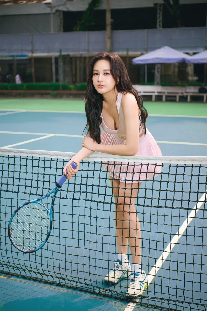 Ngỡ ngàng trước nhan sắc U40 của Mai Phương Thuý trên sân tennis, visual nét căng, trình đập bóng cũng không vừa- Ảnh 3.