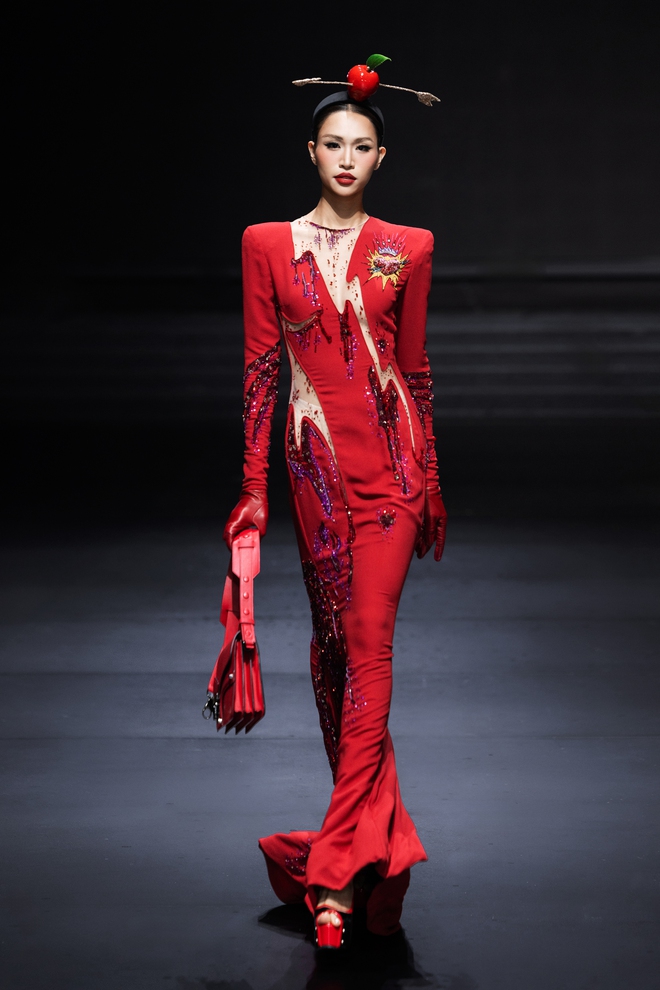 Show Haute Couture "hàng real" trên sàn diễn Việt: Ca múa nhạc tưng bừng, người xem mãn nhãn!- Ảnh 5. Show Haute Couture "hàng real" trên sàn diễn Việt: Ca múa nhạc tưng bừng, người xem mãn nhãn!- Ảnh 5.