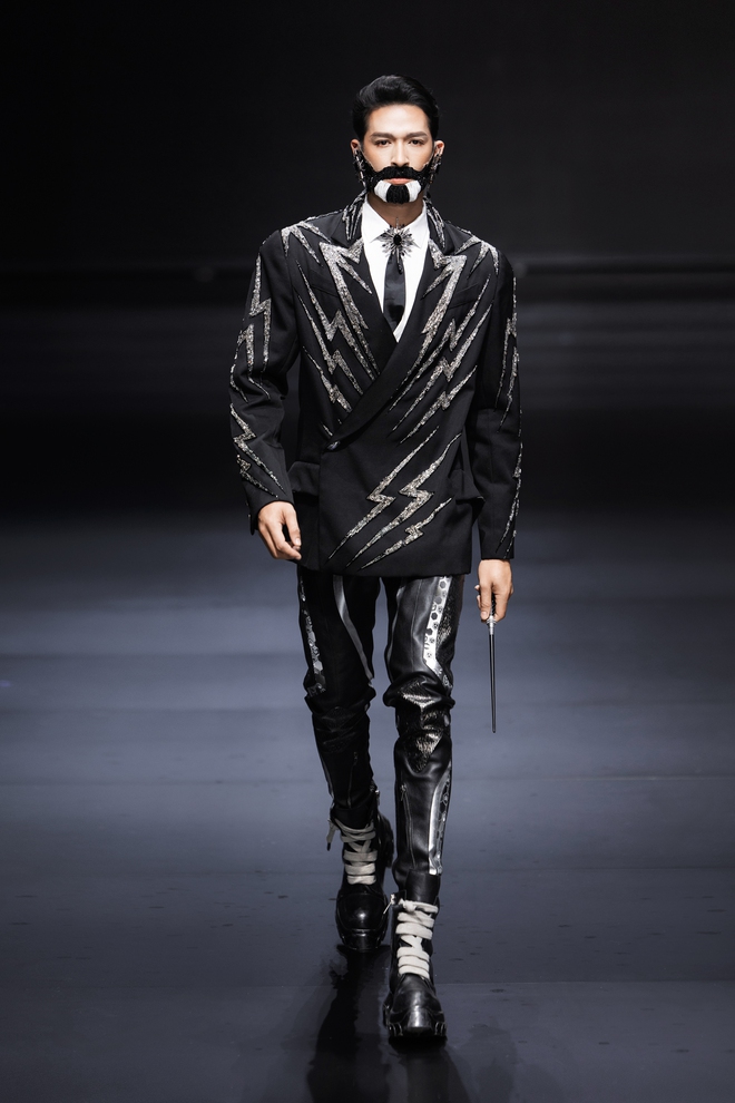 Show Haute Couture "hàng real" trên sàn diễn Việt: Ca múa nhạc tưng bừng, người xem mãn nhãn!- Ảnh 10. Show Haute Couture "hàng real" trên sàn diễn Việt: Ca múa nhạc tưng bừng, người xem mãn nhãn!- Ảnh 10.