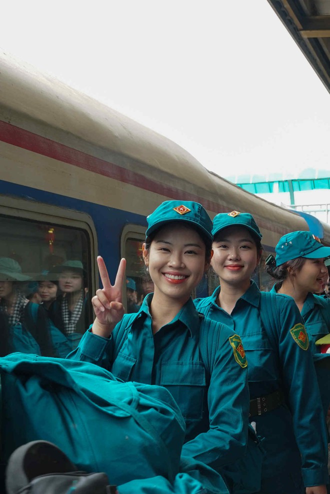 Ga Hà Nội rộn ràng đón đoàn quân nhân ra làm nhiệm vụ A80, "khối hoa hậu" đẹp rạng ngời bất chấp nắng nóng!- Ảnh 7. Ga Hà Nội rộn ràng đón đoàn quân nhân ra làm nhiệm vụ A80, "khối hoa hậu" đẹp rạng ngời bất chấp nắng nóng!- Ảnh 7.