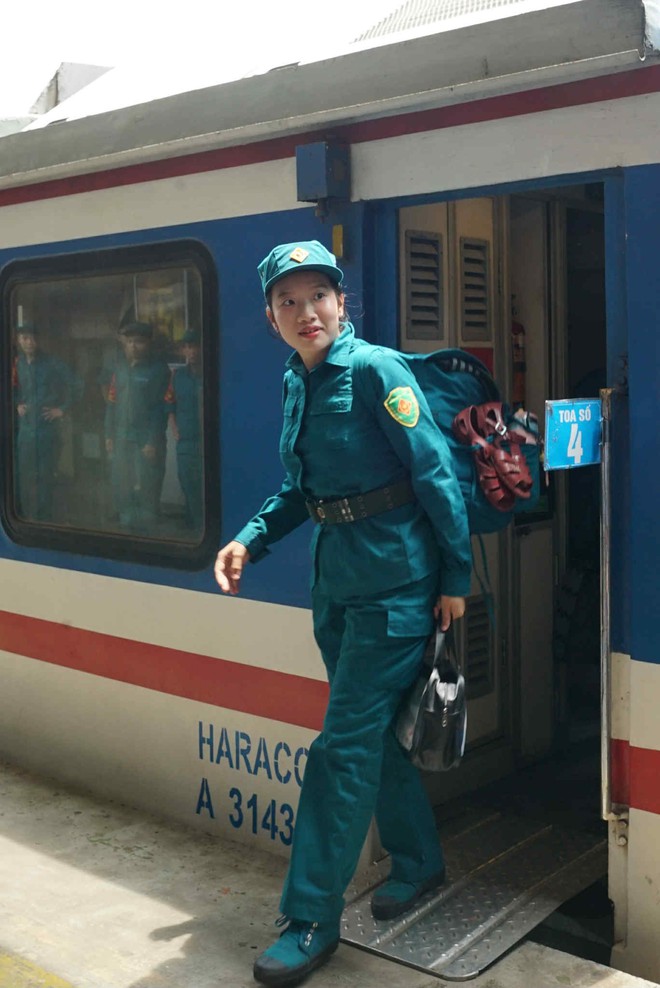 Ga Hà Nội rộn ràng đón đoàn quân nhân ra làm nhiệm vụ A80, "khối hoa hậu" đẹp rạng ngời bất chấp nắng nóng!- Ảnh 6. Ga Hà Nội rộn ràng đón đoàn quân nhân ra làm nhiệm vụ A80, "khối hoa hậu" đẹp rạng ngời bất chấp nắng nóng!- Ảnh 6.