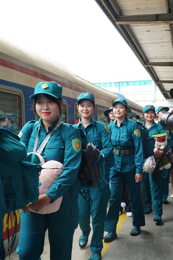 Ga Hà Nội rộn ràng đón đoàn quân nhân ra làm nhiệm vụ A80, "khối hoa hậu" đẹp rạng ngời bất chấp nắng nóng!- Ảnh 8. Ga Hà Nội rộn ràng đón đoàn quân nhân ra làm nhiệm vụ A80, "khối hoa hậu" đẹp rạng ngời bất chấp nắng nóng!- Ảnh 8.