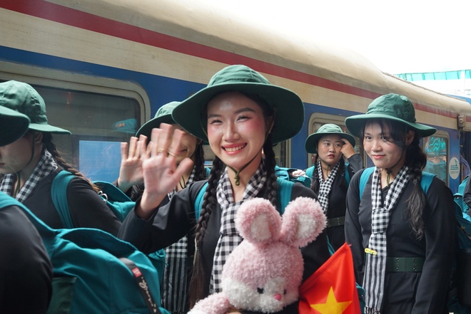 Ga Hà Nội rộn ràng đón đoàn quân nhân ra làm nhiệm vụ A80, "khối hoa hậu" đẹp rạng ngời bất chấp nắng nóng!- Ảnh 10. Ga Hà Nội rộn ràng đón đoàn quân nhân ra làm nhiệm vụ A80, "khối hoa hậu" đẹp rạng ngời bất chấp nắng nóng!- Ảnh 10.