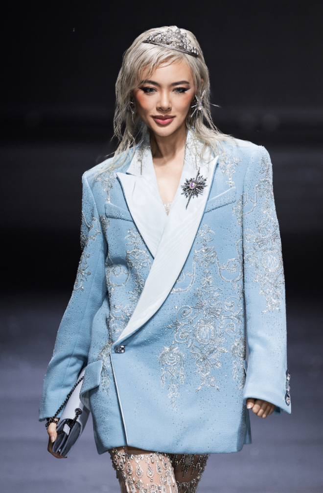 Show Haute Couture "hàng real" trên sàn diễn Việt: Ca múa nhạc tưng bừng, người xem mãn nhãn!- Ảnh 3. Show Haute Couture "hàng real" trên sàn diễn Việt: Ca múa nhạc tưng bừng, người xem mãn nhãn!- Ảnh 3.