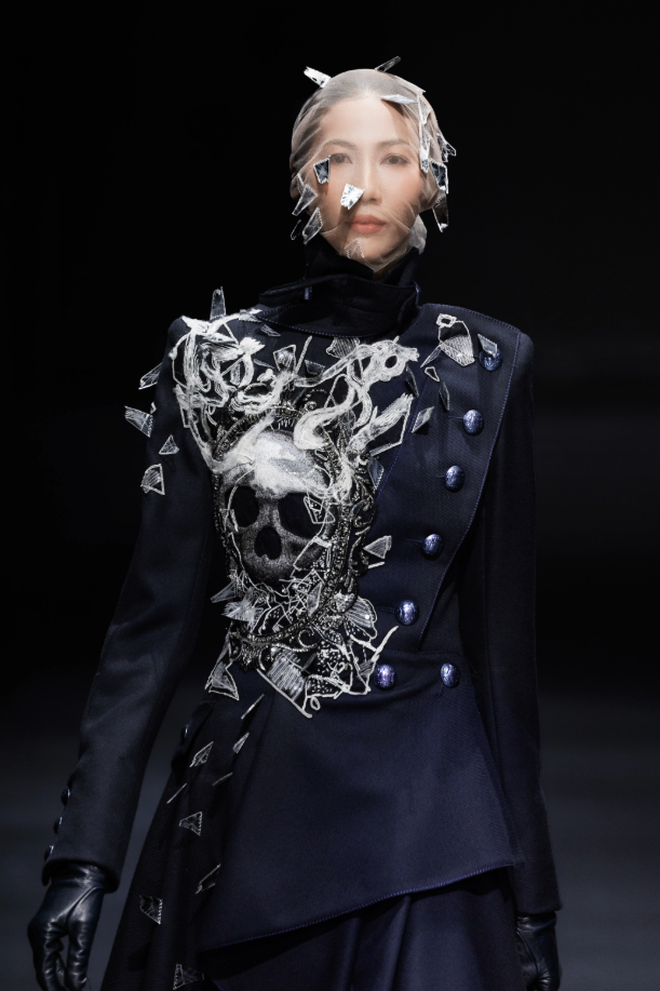 Show Haute Couture "hàng real" trên sàn diễn Việt: Ca múa nhạc tưng bừng, người xem mãn nhãn!- Ảnh 4. Show Haute Couture "hàng real" trên sàn diễn Việt: Ca múa nhạc tưng bừng, người xem mãn nhãn!- Ảnh 4.