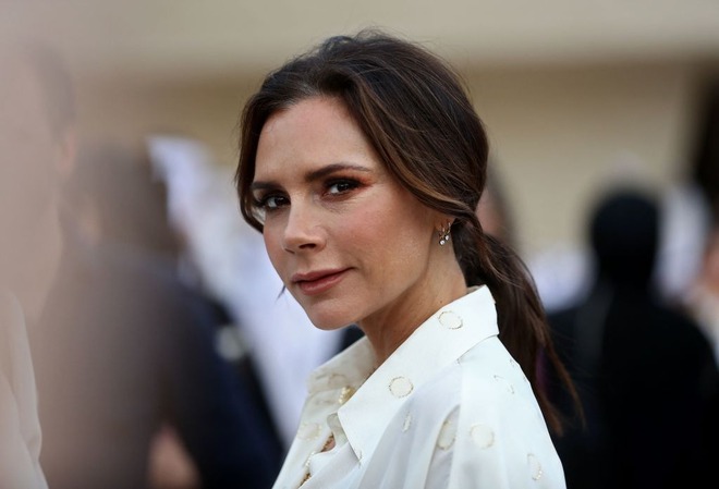 Biến căng cho Victoria Beckham: Con dâu chiêu trò hành "khổ lên khổ xuống", giờ lại bị hội chị em cô lập "hắt cẳng"- Ảnh 2.