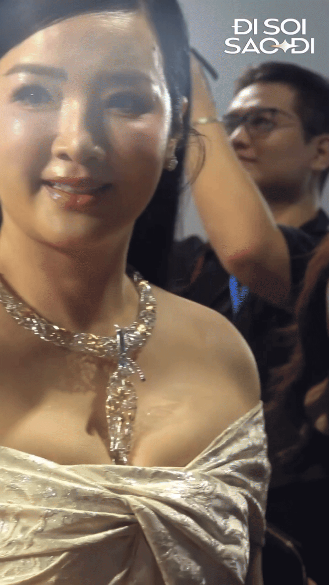 HOT: Camera siêu zoom “bóc” nhan sắc dàn mỹ nhân ở fashion week, Tiểu Vy - Nhã Phương phải dè chừng mỹ nhân U60- Ảnh 12.