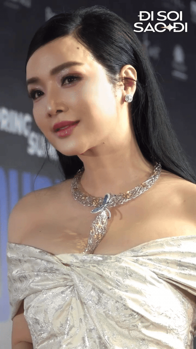 HOT: Camera siêu zoom “bóc” nhan sắc dàn mỹ nhân ở fashion week, Tiểu Vy - Nhã Phương phải dè chừng mỹ nhân U60- Ảnh 11.