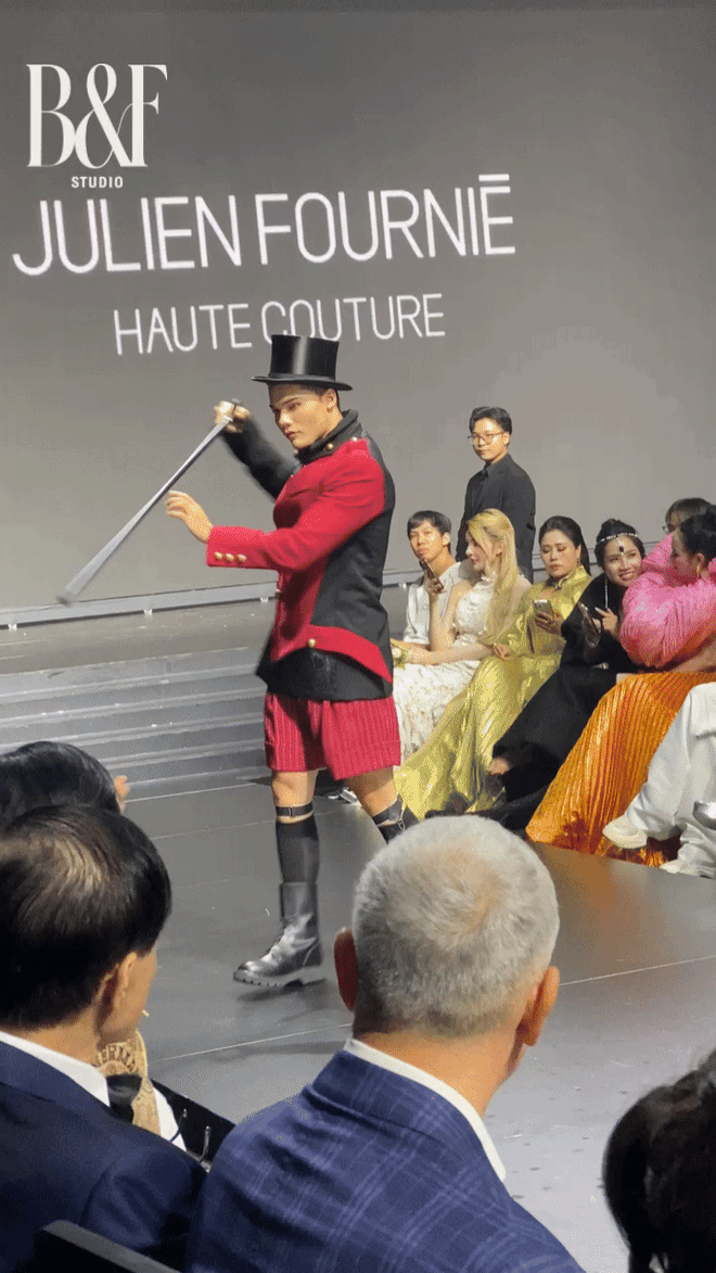 Show Haute Couture "hàng real" trên sàn diễn Việt: Ca múa nhạc tưng bừng, người xem mãn nhãn!- Ảnh 8. Show Haute Couture "hàng real" trên sàn diễn Việt: Ca múa nhạc tưng bừng, người xem mãn nhãn!- Ảnh 8.