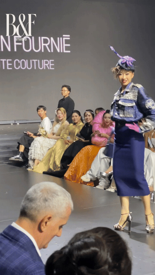 Show Haute Couture "hàng real" trên sàn diễn Việt: Ca múa nhạc tưng bừng, người xem mãn nhãn!- Ảnh 9. Show Haute Couture "hàng real" trên sàn diễn Việt: Ca múa nhạc tưng bừng, người xem mãn nhãn!- Ảnh 9.