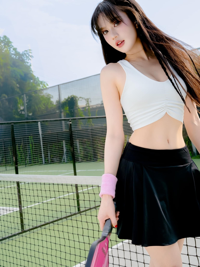 Ngọc Trinh chơi pickleball từ 6h sáng nhưng đánh bóng thì ít “đánh vào quảng cáo” thì nhiều- Ảnh 7. Ngọc Trinh chơi pickleball từ 6h sáng nhưng đánh bóng thì ít “đánh vào quảng cáo” thì nhiều- Ảnh 7.