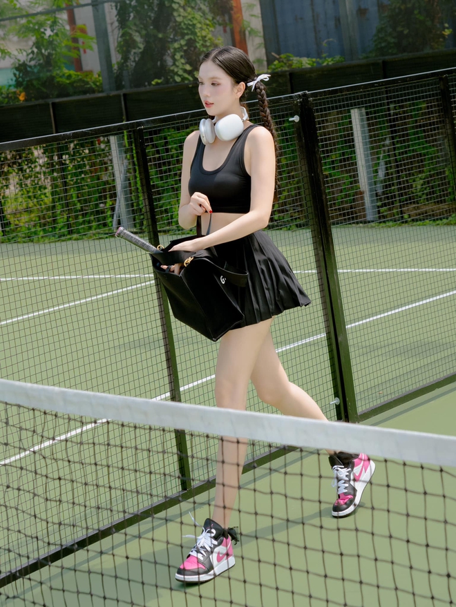 Ngọc Trinh chơi pickleball từ 6h sáng nhưng đánh bóng thì ít “đánh vào quảng cáo” thì nhiều- Ảnh 4. Ngọc Trinh chơi pickleball từ 6h sáng nhưng đánh bóng thì ít “đánh vào quảng cáo” thì nhiều- Ảnh 4.