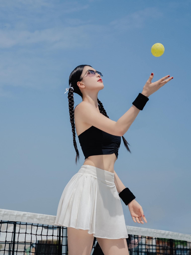 Ngọc Trinh chơi pickleball từ 6h sáng nhưng đánh bóng thì ít “đánh vào quảng cáo” thì nhiều- Ảnh 6. Ngọc Trinh chơi pickleball từ 6h sáng nhưng đánh bóng thì ít “đánh vào quảng cáo” thì nhiều- Ảnh 6.