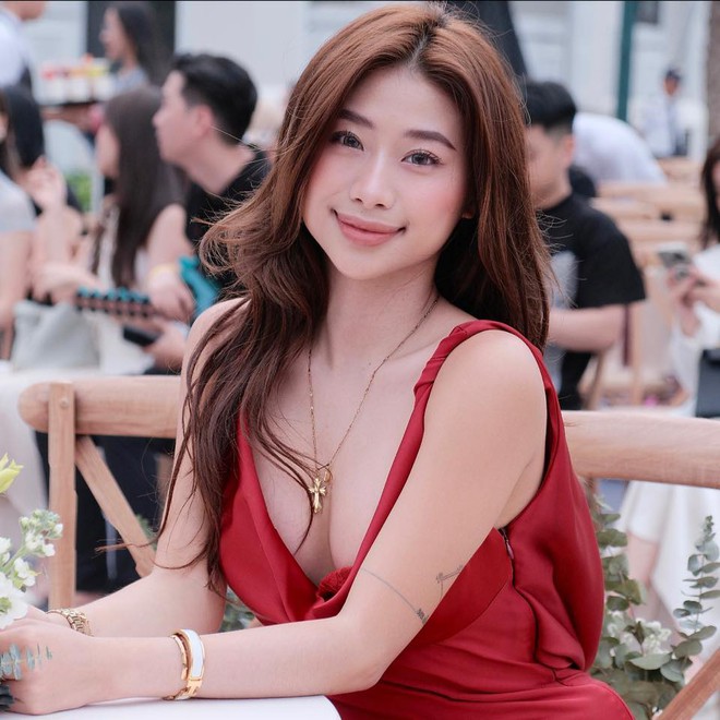 Louis Phạm để lộ mặt mộc, nhan sắc thật không còn "bén đứt tay" như khi make-up, lên đồ "lồng lộn"- Ảnh 2.
