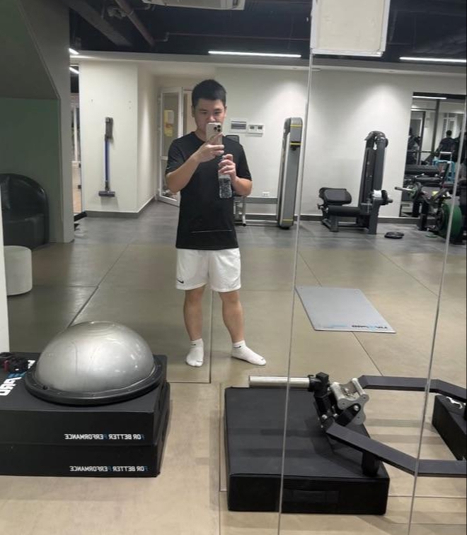 Hai thiếu gia nghìn tỷ nhà bầu Hiển đọ sắc vóc trong phòng gym, netizen gọi tên Đỗ Mỹ Linh vì cách chăm chồng- Ảnh 1.