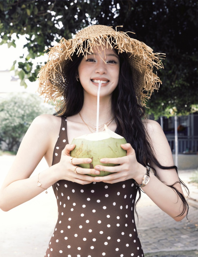 "Công chúa gen Z showbiz" chơi lớn, diện bikini khoe lưng trần, nóng bỏng hơn cả mùa hè- Ảnh 11. "Công chúa gen Z showbiz" chơi lớn, diện bikini khoe lưng trần, nóng bỏng hơn cả mùa hè- Ảnh 11.