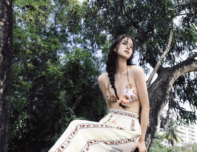 "Công chúa gen Z showbiz" chơi lớn, diện bikini khoe lưng trần, nóng bỏng hơn cả mùa hè- Ảnh 2. "Công chúa gen Z showbiz" chơi lớn, diện bikini khoe lưng trần, nóng bỏng hơn cả mùa hè- Ảnh 2.