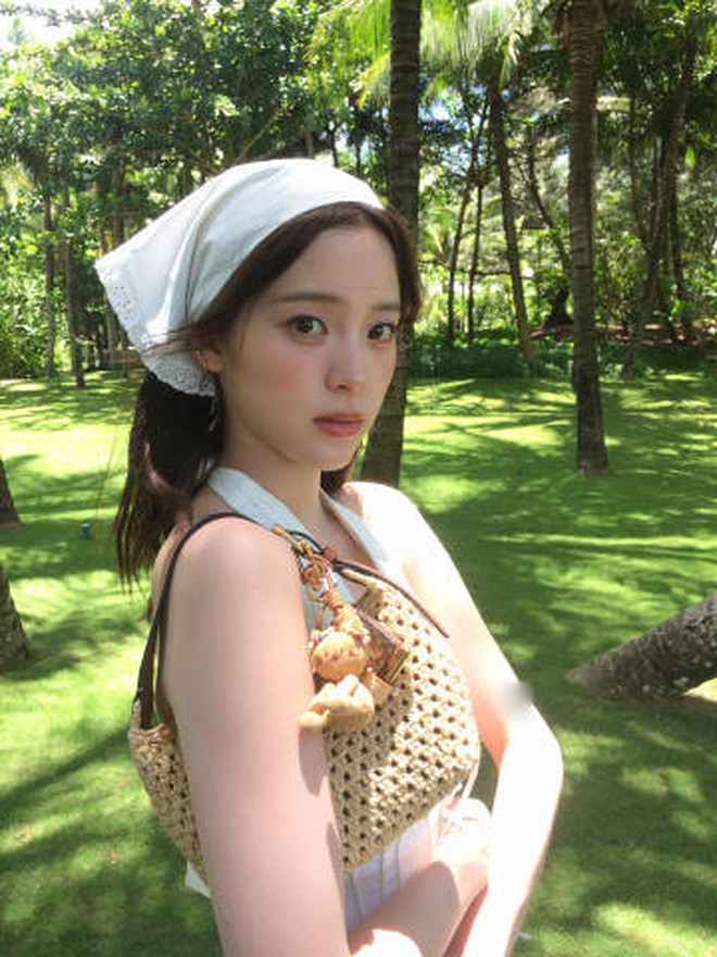 "Công chúa gen Z showbiz" chơi lớn, diện bikini khoe lưng trần, nóng bỏng hơn cả mùa hè- Ảnh 5. "Công chúa gen Z showbiz" chơi lớn, diện bikini khoe lưng trần, nóng bỏng hơn cả mùa hè- Ảnh 5.