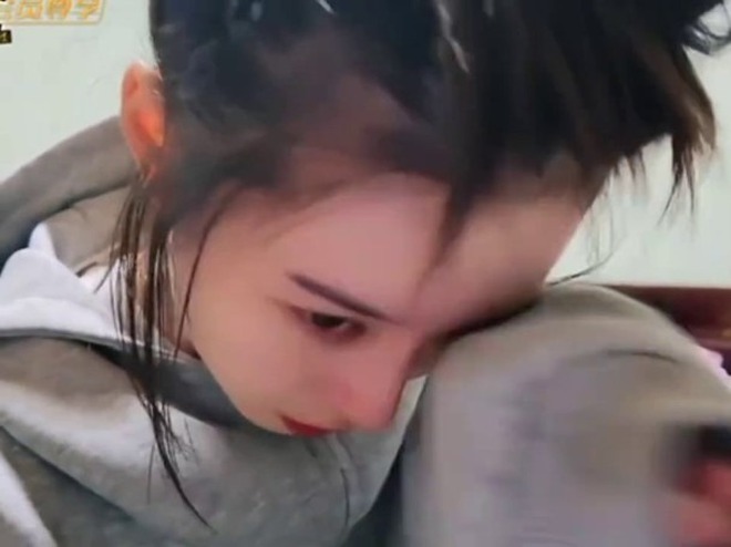 "Nàng thơ gen Z" ôm mặt khóc nghẹn, "chủ tịch showbiz" hối hận tự tát mặt mình, chuyện gì đây?- Ảnh 1. "Nàng thơ gen Z" ôm mặt khóc nghẹn, "chủ tịch showbiz" hối hận tự tát mặt mình, chuyện gì đây?- Ảnh 1.