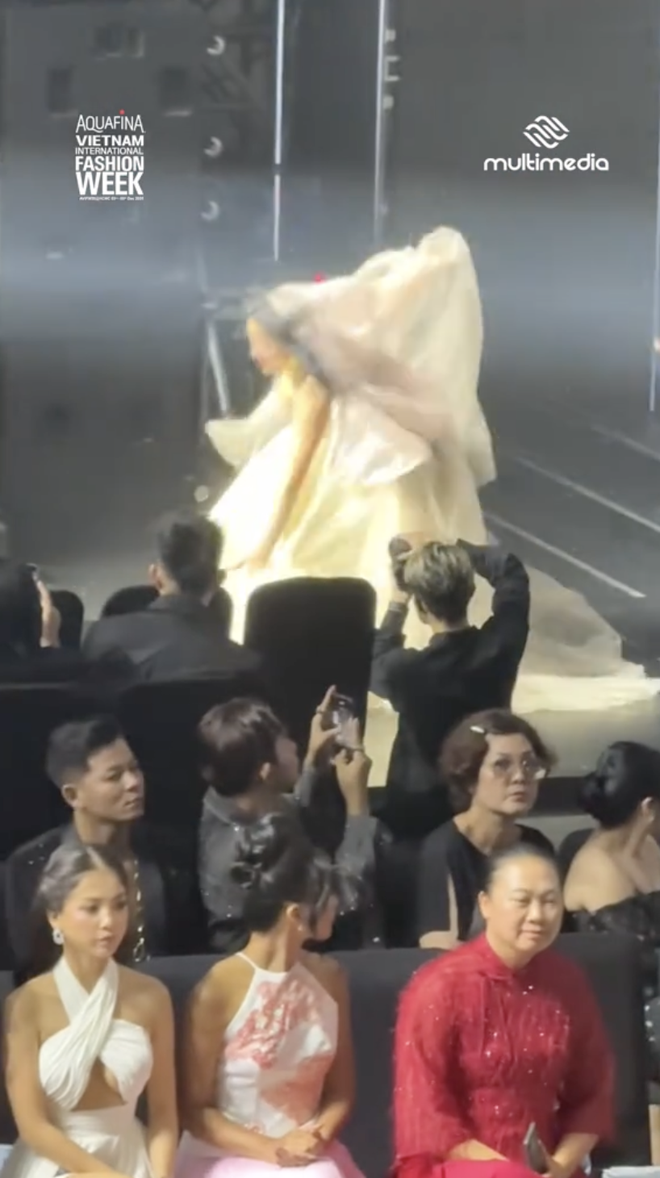 Chủ đề ngày 3 Vietnam International Fashion Week là té ngã hay sao?- Ảnh 5. Chủ đề ngày 3 Vietnam International Fashion Week là té ngã hay sao?- Ảnh 5.