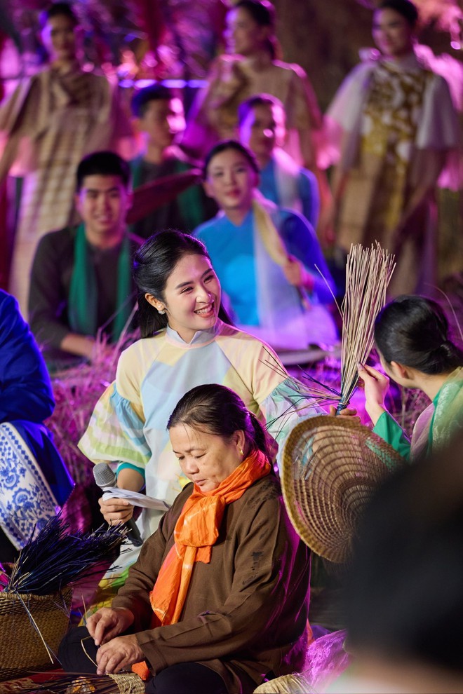 Hoa hậu Việt bầu tháng thứ 6: Gây hoang mang vì cày show không ngừng nghỉ, có lúc làm tới 12 giờ đêm- Ảnh 3. Hoa hậu Việt bầu tháng thứ 6: Gây hoang mang vì cày show không ngừng nghỉ, có lúc làm tới 12 giờ đêm- Ảnh 3.