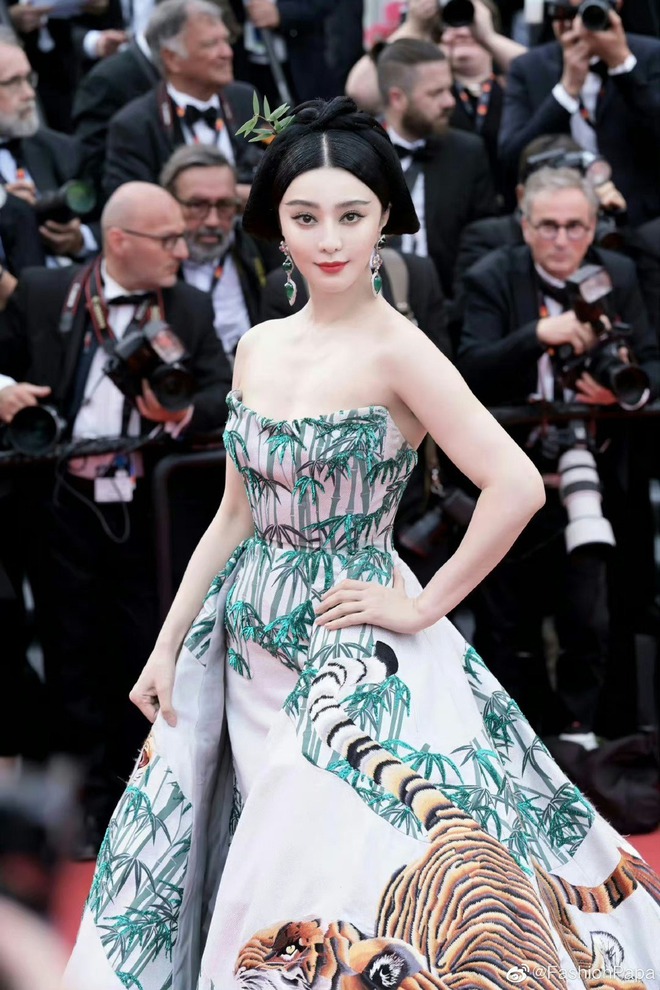 Căng: 1 đại hoa đán bị tố tác động vật lý trợ lý ở Cannes, triệu người réo tên Thư Kỳ - Phạm Băng Băng- Ảnh 3. Căng: 1 đại hoa đán bị tố tác động vật lý trợ lý ở Cannes, triệu người réo tên Thư Kỳ - Phạm Băng Băng- Ảnh 3.