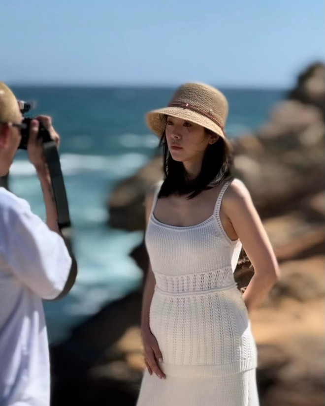 Không phải Song Hye Kyo, nữ diễn viên 43 tuổi này mới là "cao thủ" mặc đồ trắng- Ảnh 5.
