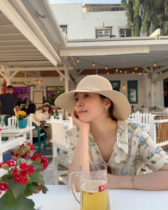 Không phải Song Hye Kyo, nữ diễn viên 43 tuổi này mới là "cao thủ" mặc đồ trắng- Ảnh 4.