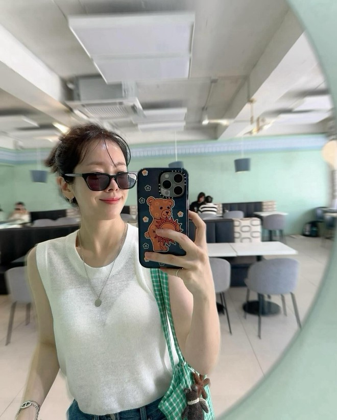 Không phải Song Hye Kyo, nữ diễn viên 43 tuổi này mới là "cao thủ" mặc đồ trắng- Ảnh 11.
