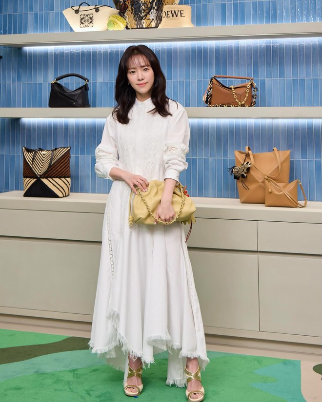 Không phải Song Hye Kyo, nữ diễn viên 43 tuổi này mới là "cao thủ" mặc đồ trắng- Ảnh 2.