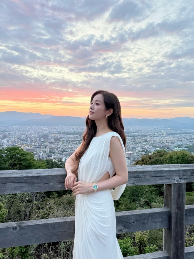 Không phải Song Hye Kyo, nữ diễn viên 43 tuổi này mới là "cao thủ" mặc đồ trắng- Ảnh 3.
