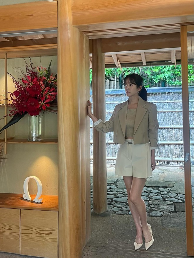 Không phải Song Hye Kyo, nữ diễn viên 43 tuổi này mới là "cao thủ" mặc đồ trắng- Ảnh 15.