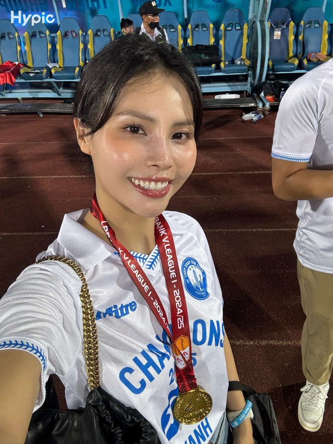 Vợ biên tập viên VTV của HLV Vũ Hồng Việt đẹp từ lễ đường tới phòng gym, gây sốt với body săn chắc nét căng- Ảnh 6.