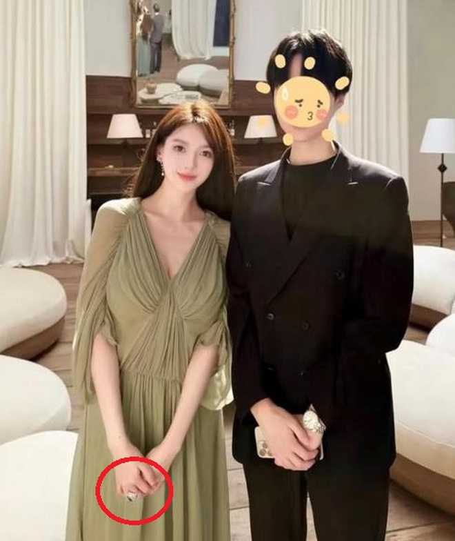 Huỳnh Hiểu Minh cầu hôn hot girl bằng nhẫn kim cương "chọi đá" sau khi đuổi mẹ con Angelababy khỏi nhà?- Ảnh 1.