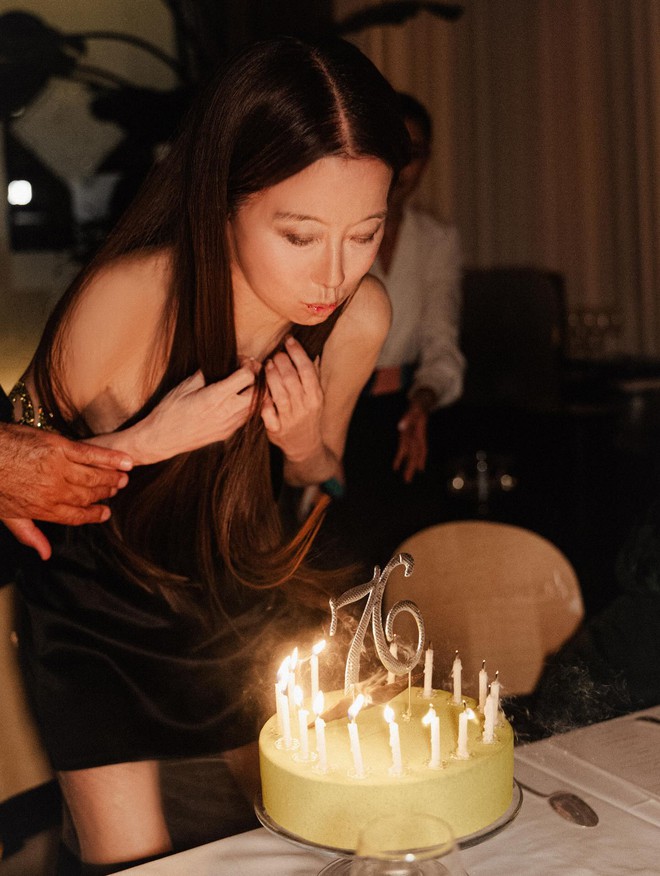 "Nữ hoàng váy cưới" hồi xuân khó tin trong tiệc sinh nhật 76 tuổi- Ảnh 6.