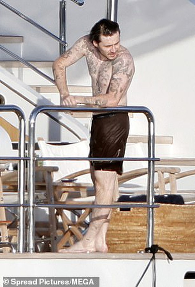Paparazzi "tóm gọn" dâu cả nhà Beckham diện quần đùi đội tuyển của bố chồng: Tín hiệu làm lành hay "ké fame"?- Ảnh 10. Paparazzi "tóm gọn" dâu cả nhà Beckham diện quần đùi đội tuyển của bố chồng: Tín hiệu làm lành hay "ké fame"?- Ảnh 10.