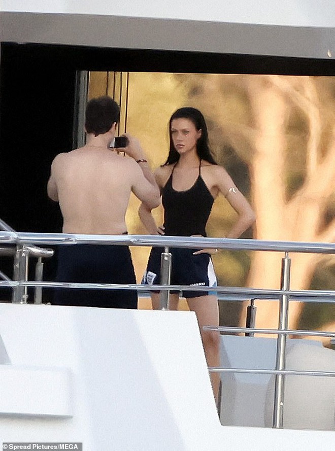 Paparazzi "tóm gọn" dâu cả nhà Beckham diện quần đùi đội tuyển của bố chồng: Tín hiệu làm lành hay "ké fame"?- Ảnh 1. Paparazzi "tóm gọn" dâu cả nhà Beckham diện quần đùi đội tuyển của bố chồng: Tín hiệu làm lành hay "ké fame"?- Ảnh 1.