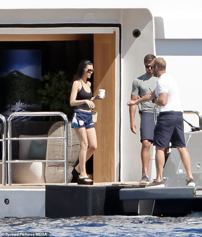 Paparazzi "tóm gọn" dâu cả nhà Beckham diện quần đùi đội tuyển của bố chồng: Tín hiệu làm lành hay "ké fame"?- Ảnh 4. Paparazzi "tóm gọn" dâu cả nhà Beckham diện quần đùi đội tuyển của bố chồng: Tín hiệu làm lành hay "ké fame"?- Ảnh 4.