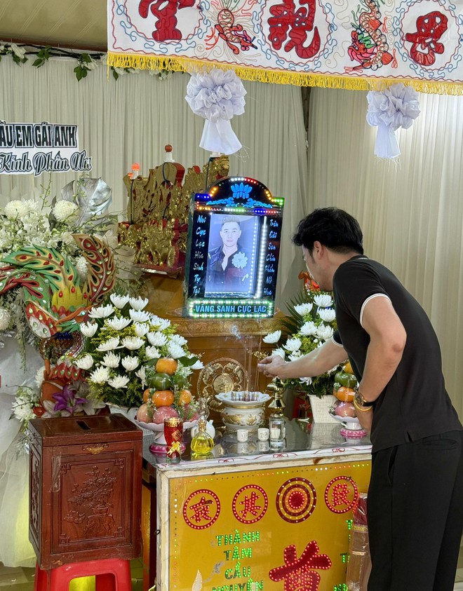 Lễ tang vắng lặng của siêu mẫu Nam Phong vừa qua đời ở tuổi 36: Đọc dòng chia sẻ của đồng nghiệp mà xót xa- Ảnh 3.
