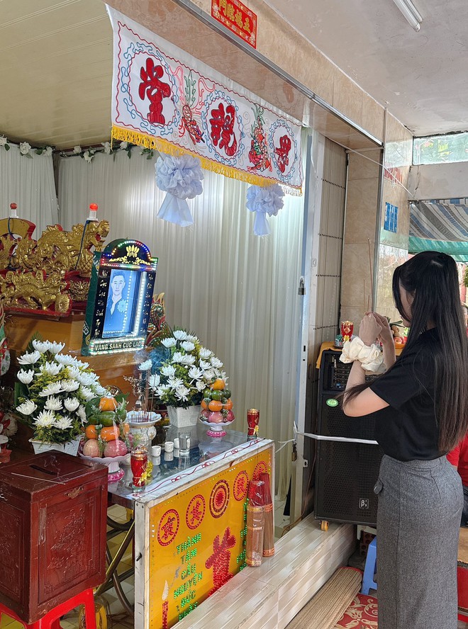 Lễ tang vắng lặng của siêu mẫu Nam Phong vừa qua đời ở tuổi 36: Đọc dòng chia sẻ của đồng nghiệp mà xót xa- Ảnh 5.