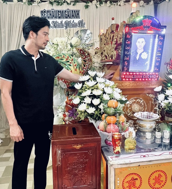 Lễ tang vắng lặng của siêu mẫu Nam Phong vừa qua đời ở tuổi 36: Đọc dòng chia sẻ của đồng nghiệp mà xót xa- Ảnh 2.