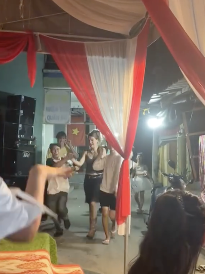 Khách Tây “về nước kể không ai tin” khi bị người miền Tây lôi kéo vào địa điểm này- Ảnh 1.