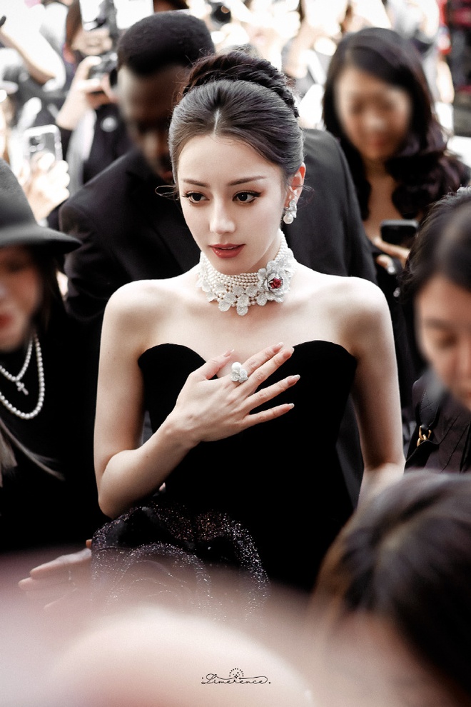 Drama căng đét: Địch Lệ Nhiệt Ba bị "phốt" đi trễ hàng tiếng đồng hồ, còn ra vẻ "mẹ thiên hạ" giữa sự kiện?- Ảnh 2.
