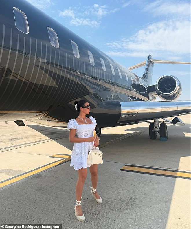 Bạn gái sexy đăng ảnh tự sướng toàn kim cương nhưng báo hại Ronaldo dính vào tranh cãi- Ảnh 3.