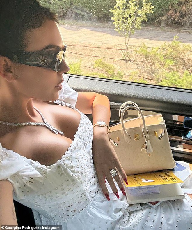 Bạn gái sexy đăng ảnh tự sướng toàn kim cương nhưng báo hại Ronaldo dính vào tranh cãi- Ảnh 6.