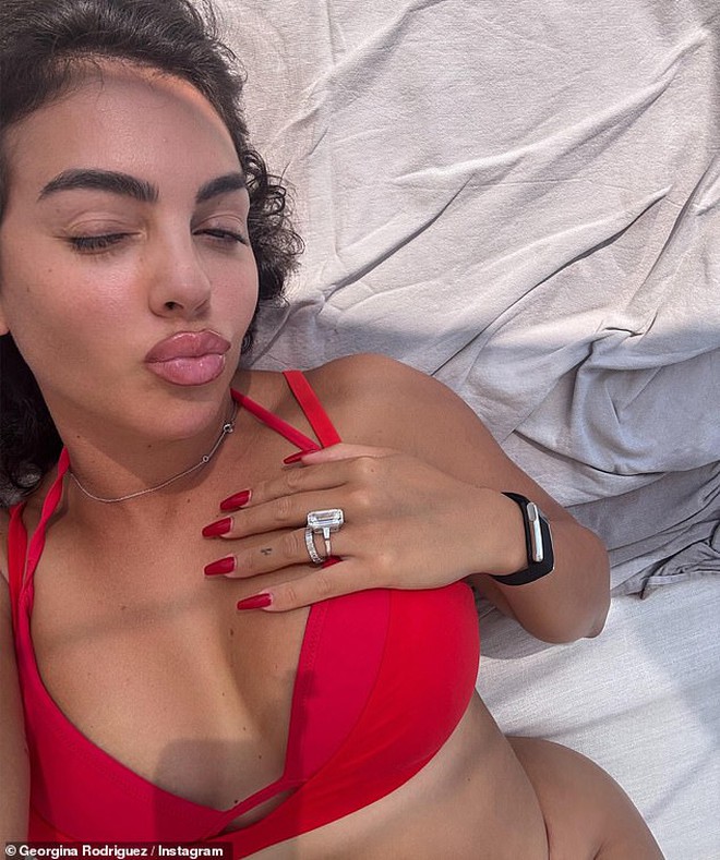 Bạn gái sexy đăng ảnh tự sướng toàn kim cương nhưng báo hại Ronaldo dính vào tranh cãi- Ảnh 5.