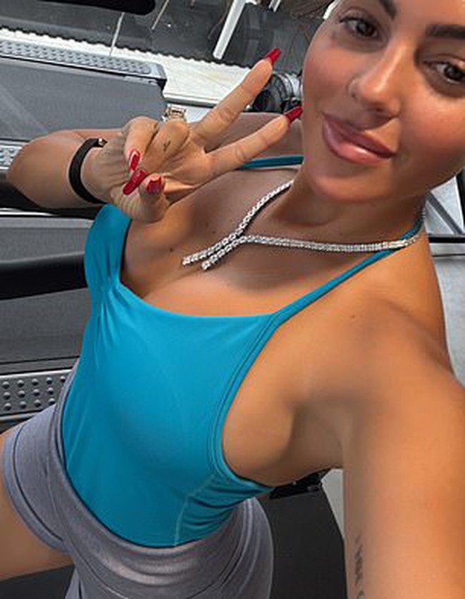 Bạn gái sexy đăng ảnh tự sướng toàn kim cương nhưng báo hại Ronaldo dính vào tranh cãi- Ảnh 4.