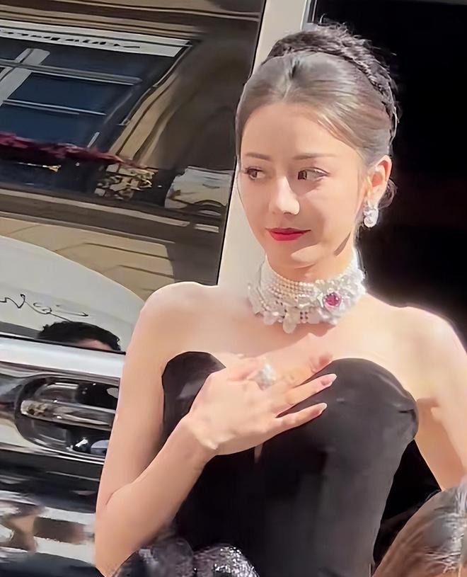 Drama căng đét: Địch Lệ Nhiệt Ba bị "phốt" đi trễ hàng tiếng đồng hồ, còn ra vẻ "mẹ thiên hạ" giữa sự kiện?- Ảnh 6.