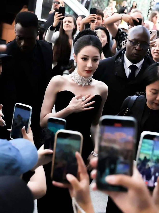 Drama căng đét: Địch Lệ Nhiệt Ba bị "phốt" đi trễ hàng tiếng đồng hồ, còn ra vẻ "mẹ thiên hạ" giữa sự kiện?- Ảnh 4.